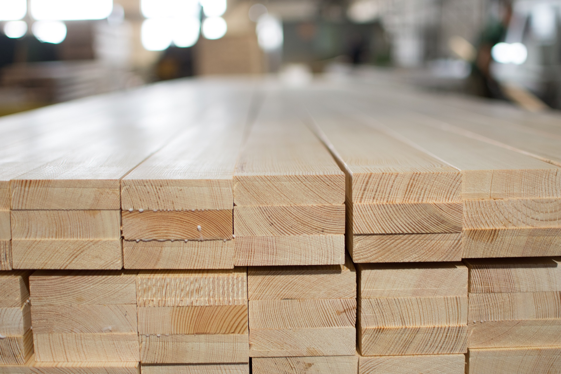 Drewno klejone – dlaczego warto je stosować?