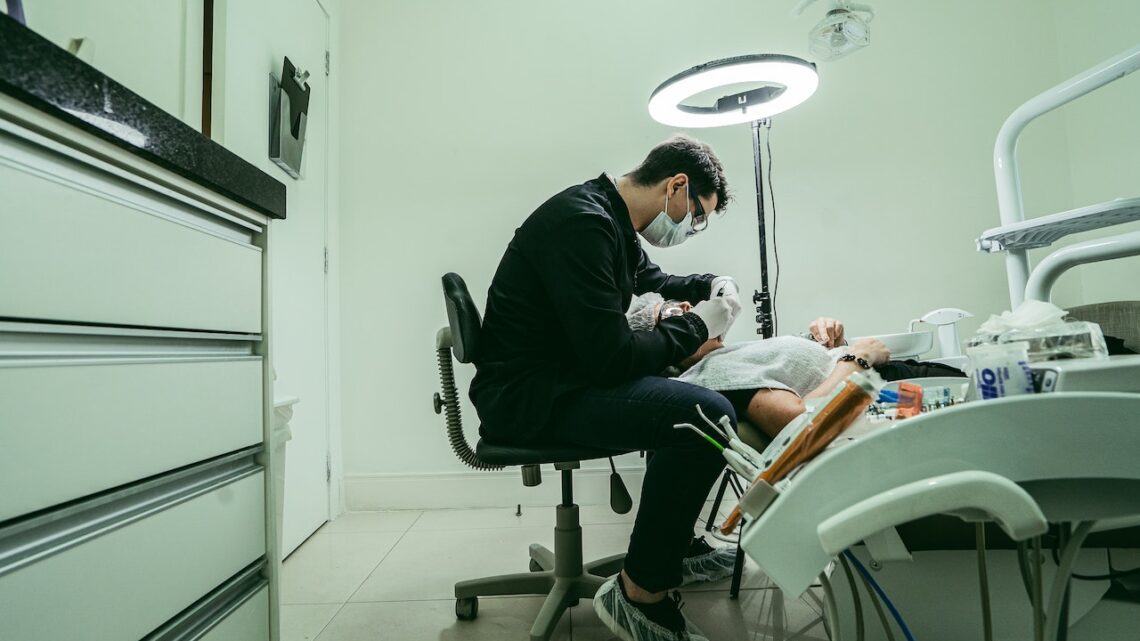 Kiedy zakłada się aparat ortodontyczny osobie dorosłej?